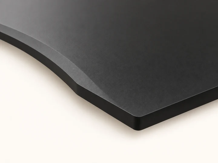 Zbliżenie czarnej krawędzi blatu MDF z fragmentem ergonomicznego wcięcia
