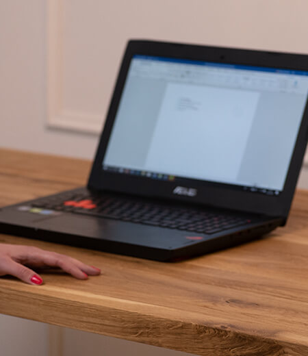 Jak Wybrać Idealne Biurko pod Laptopa – może być elektryczne
